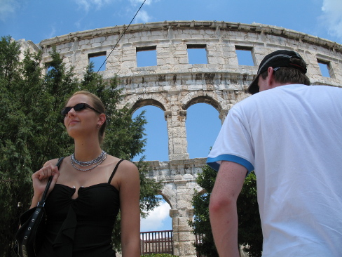 Vor der Arena in Pula.
